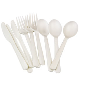 Un assortiment de couverts blancs.